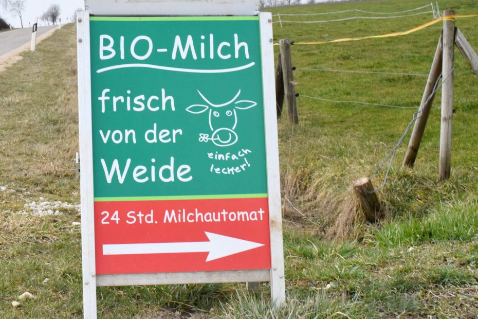 Ökologisch produzierte Milch auf der Weide ist umweltfreundlicher
