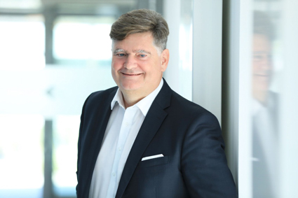 Roland Chochoiek wird Chief Marketing Officer von Via Optronics