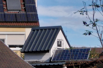 Wie gut kommt der Ausbau von Solarstrom voran? Manche nehmen die Stromproduktion am Dach oder die Volllaststunden in den Fokus. Die DUH greift auf das Stammdatenregister zurück.