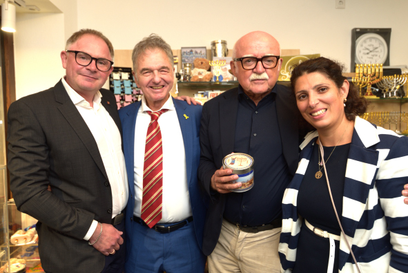 Die ersten koscheren Nürnberger Lebkuchen gibt es nun im „Brauch“.  (v.l.) Ladenchef Vitali Liberov, Jo-Achim Hamburger, Vorsitzender der IKG Nürnberg, Gerd Schmelzer, Geschäftsführer Lebkuchen-Schmidt und Diana Liberova, Vorsitzende des Städtepartnerschaftsvereins Nürnberg–Hadera e.V. freuen sich.