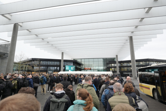 Sicherheits- und Verteidigungsindustrie im geschützten Rahmen führt zu langen Schlangen vor der Messe.