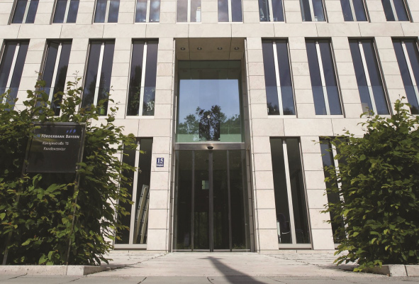 Hilf dir selbst, sonst hilft der Keiner. Oder die LfA bringt Gründern, kleinen und mittleren Unternehmen bei. Deren Förderkredite helfen, wenn allein von der Hausbank kein Geld fließt.